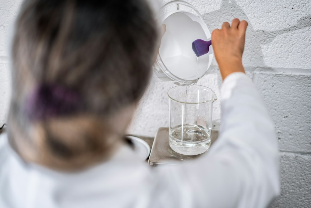 Illustratieve foto van het afvullen van ingrediënten in een maatbeker